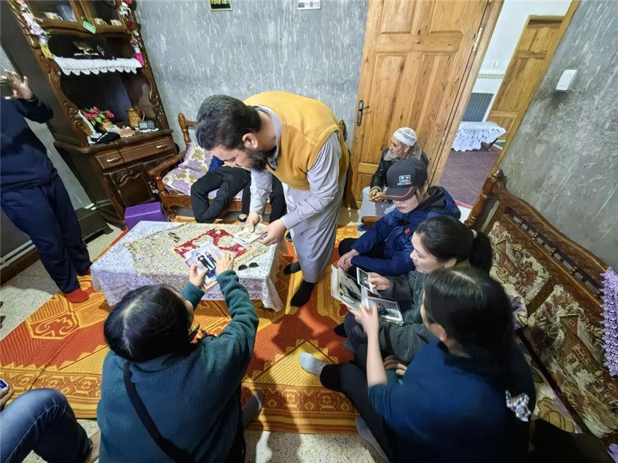 穆罕默德醫(yī)生講述與中國醫(yī)生結緣的老照片。中國第28批援阿爾及利亞醫(yī)療隊塞地夫分隊供圖