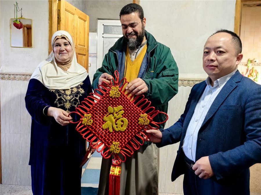 中國醫(yī)生向穆罕默德贈送中國新春福字。中國第28批援阿爾及利亞醫(yī)療隊塞地夫分隊供圖