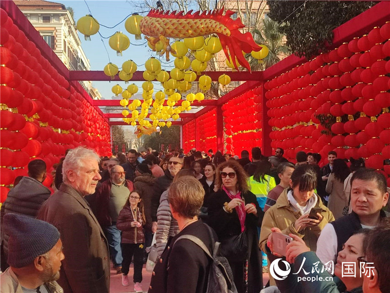 游園會(huì)入口處張燈結(jié)彩，人流如織。人民網(wǎng)記者鄭彬攝