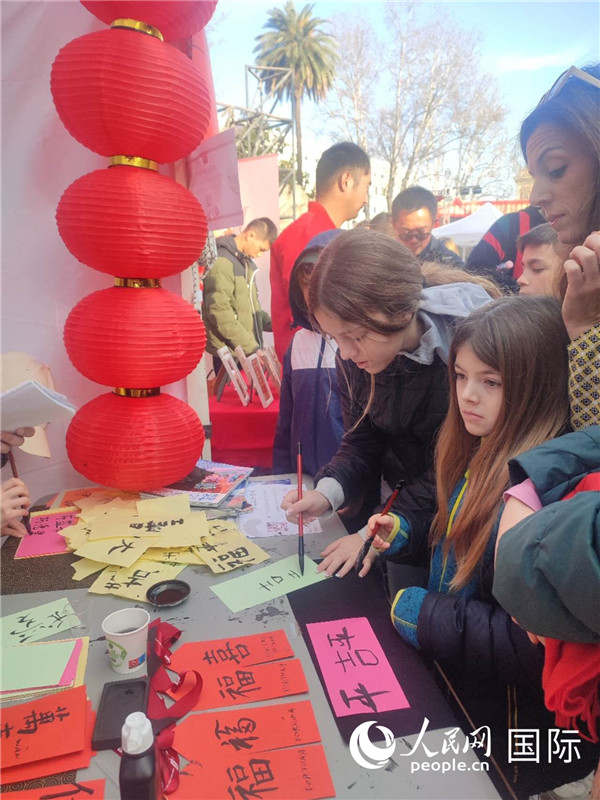 羅馬當(dāng)?shù)孛癖妼?duì)漢字充滿(mǎn)興趣。人民網(wǎng)記者鄭彬攝