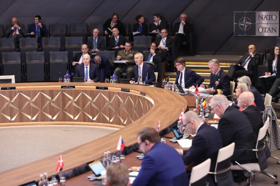 這是2月15日在比利時(shí)布魯塞爾拍攝的北約防長會(huì)現(xiàn)場。為期一天的北約成員國國防部長會(huì)議15日在比利時(shí)首都布魯塞爾結(jié)束。會(huì)議就加強(qiáng)北約的威懾和防御以及對烏克蘭的支持等問題展開討論。新華社記者趙丁喆攝