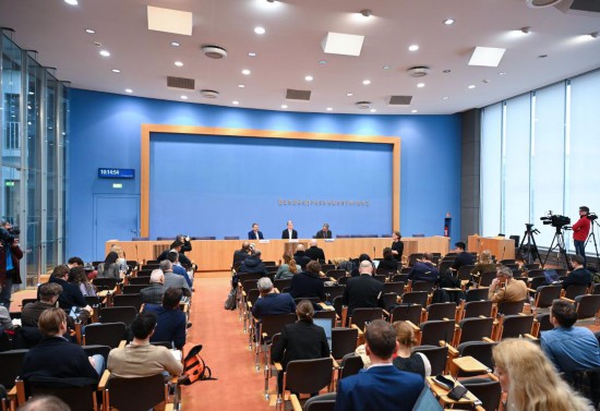 這是2月12日在德國(guó)柏林拍攝的《2024年慕尼黑安全報(bào)告》發(fā)布現(xiàn)場(chǎng)。新華社記者 任鵬飛 攝