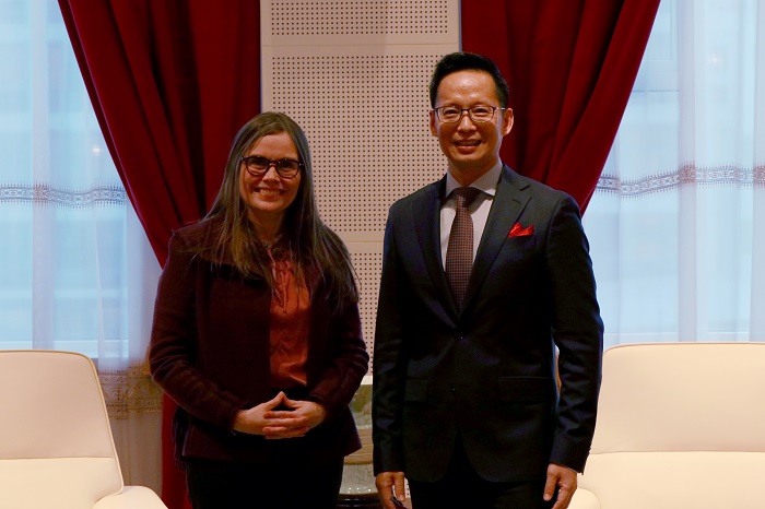 冰島總理雅各布斯多蒂爾（右一）與中國駐冰島大使何儒龍合影。中國駐冰島大使館供圖