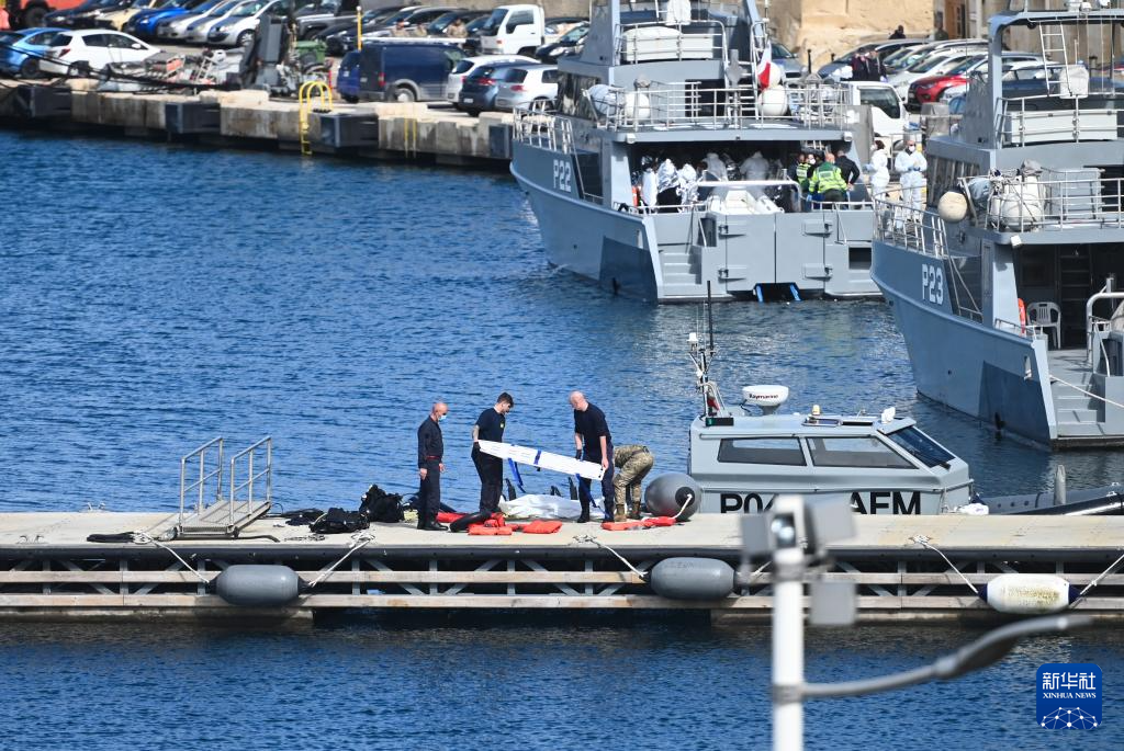 2月23日，在馬耳他皮耶塔，工作人員準備搬運一具非法移民遇難者遺體。新華社發(fā)（喬納森·博格攝）