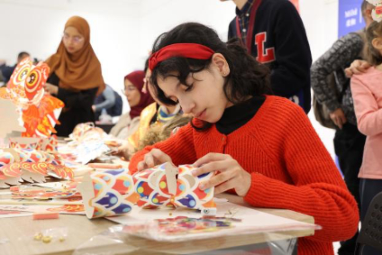 參與者在制作元宵彩燈。拉巴特中國文化中心供圖