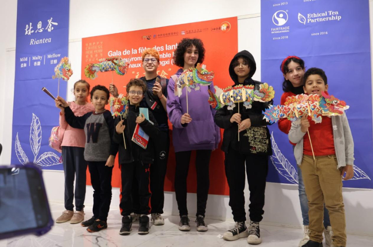 孩子們拿著元宵彩燈合影。拉巴特中國文化中心供圖