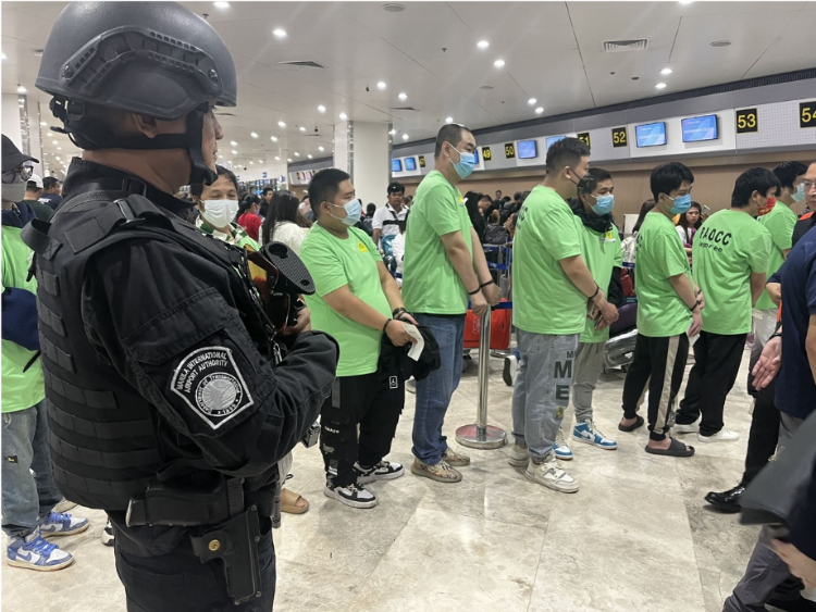 中國(guó)和菲律賓兩國(guó)執(zhí)法部門(mén)合作遣返在菲從事離岸博彩的中國(guó)公民。駐菲律賓使館供圖