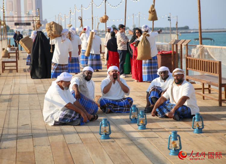 演藝人員展示售賣產(chǎn)品的場(chǎng)景。人民網(wǎng) 塔里克·易卜拉欣攝