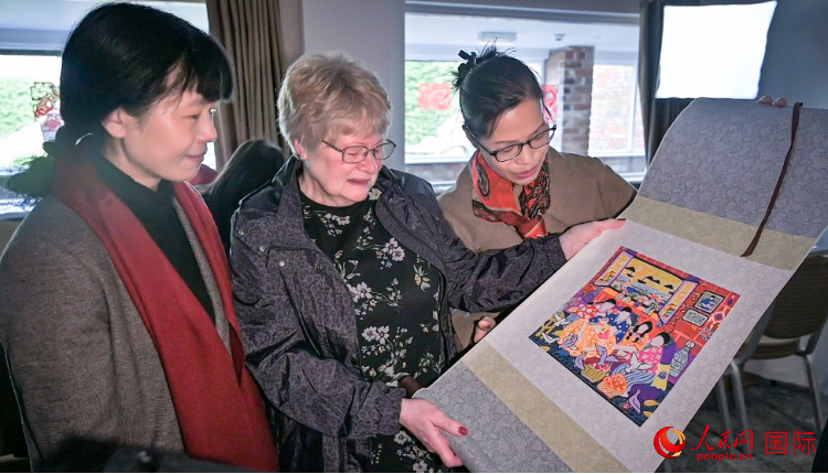 贈(zèng)送舟山漁民畫(huà)。人民網(wǎng) 郭錦標(biāo)攝