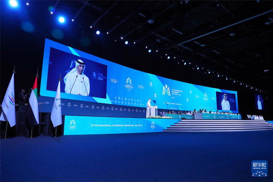 2月26日，在阿聯(lián)酋首都阿布扎比，阿聯(lián)酋外貿(mào)國(guó)務(wù)部長(zhǎng)、世貿(mào)組織第13屆部長(zhǎng)級(jí)會(huì)議主席薩尼·澤尤迪在世界貿(mào)易組織第13屆部長(zhǎng)級(jí)會(huì)議開幕式上致辭。新華社發(fā)（世界貿(mào)易組織供圖）