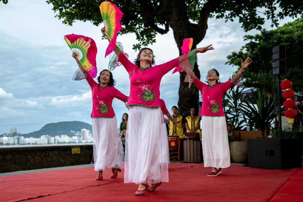 當(dāng)?shù)貢r(shí)間2月24日晚，2024年元宵節(jié)慶?；顒?dòng)在巴西里約熱內(nèi)盧市科帕卡巴納要塞舉辦。巴西山河文化促進(jìn)中心供圖