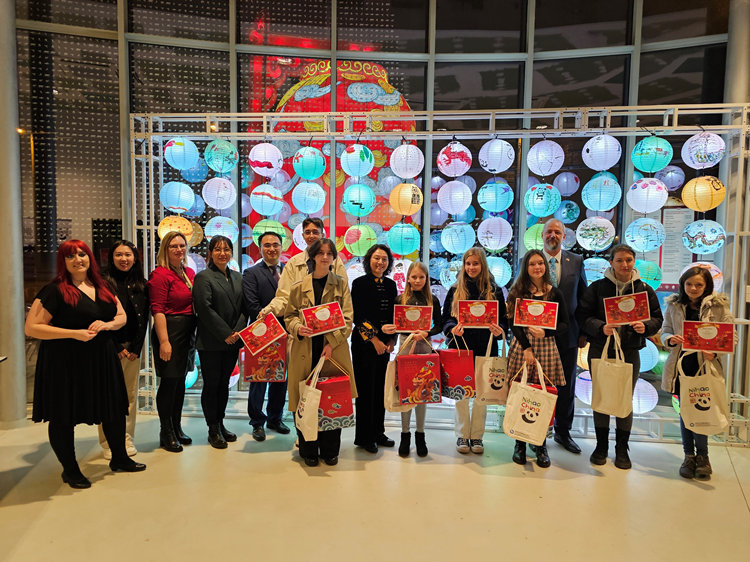 獲獎(jiǎng)學(xué)生合影。翟朝暉攝