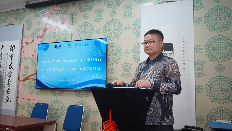 海信印尼公司總經(jīng)理李現(xiàn)委致辭。阿拉扎大學(xué)孔子學(xué)院供圖