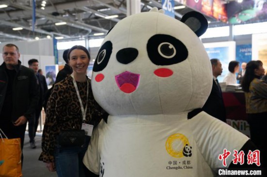 3月5日，2024年柏林國際旅游交易會(ITB)在柏林會展中心拉開帷幕。以“你好！中國”為主題的中國展區(qū)當(dāng)日亮相展會。圖為觀眾與大熊貓人偶合影。中新社記者 馬秀秀 攝