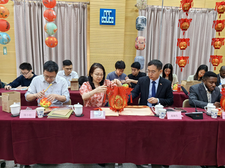 燈籠文化交流活動現(xiàn)場。中建國際中西非公司供圖