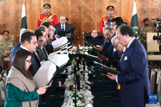   這是3月11日在巴基斯坦首都伊斯蘭堡總統(tǒng)府拍攝的內(nèi)閣宣誓就職儀式。巴基斯坦新內(nèi)閣的19名成員11日在巴總統(tǒng)扎爾達(dá)里和總理夏巴茲見證下，在首都伊斯蘭堡總統(tǒng)府宣誓就職。新華社發(fā)（巴基斯坦新聞與廣播部下轄媒體信息部門供圖）