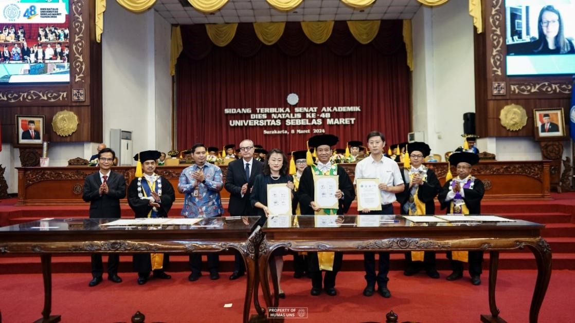 西華大學(xué)、三一一大學(xué)、印尼鋰源新材料有限公司、四川鋰源新能源有限公司四方共同簽署國際合作協(xié)議。印尼三一一大學(xué)孔子學(xué)院供圖