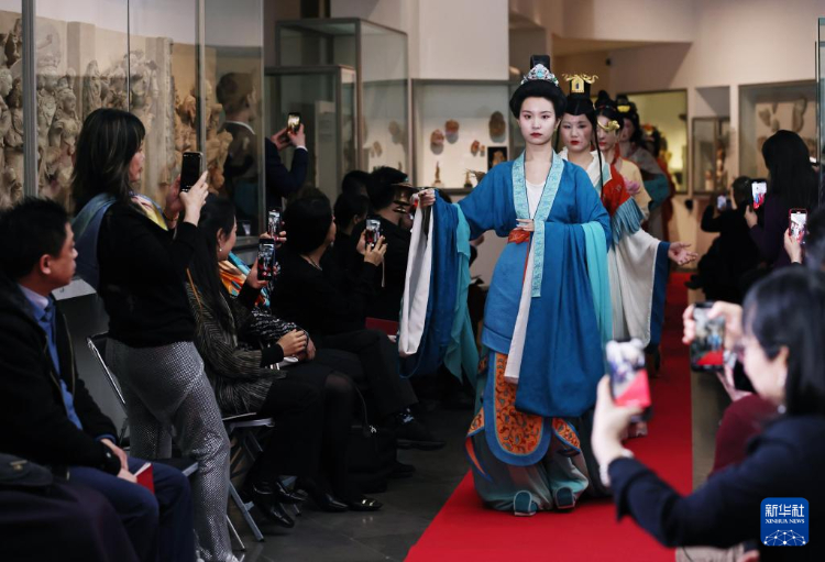 3月13日，在位于法國巴黎的吉美國立亞洲藝術(shù)博物館，模特展示敦煌復(fù)原服飾。新華社記者 高靜 攝