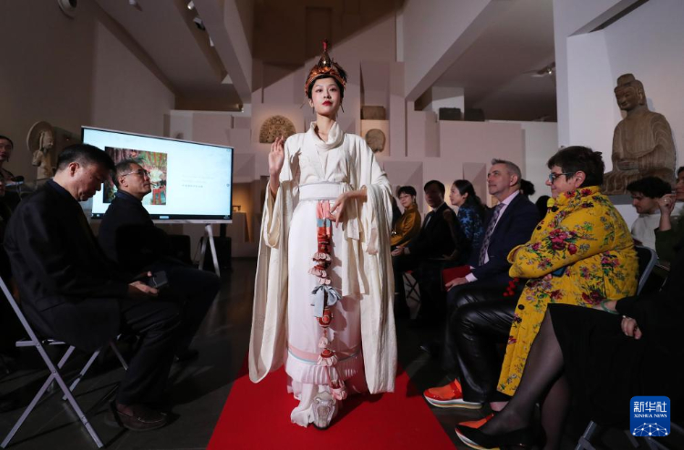 3月13日，在位于法國巴黎的吉美國立亞洲藝術(shù)博物館，模特展示敦煌復(fù)原服飾。新華社記者 高靜 攝