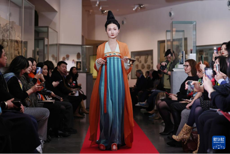 3月13日，在位于法國巴黎的吉美國立亞洲藝術(shù)博物館，模特展示敦煌復(fù)原服飾。新華社記者 高靜 攝