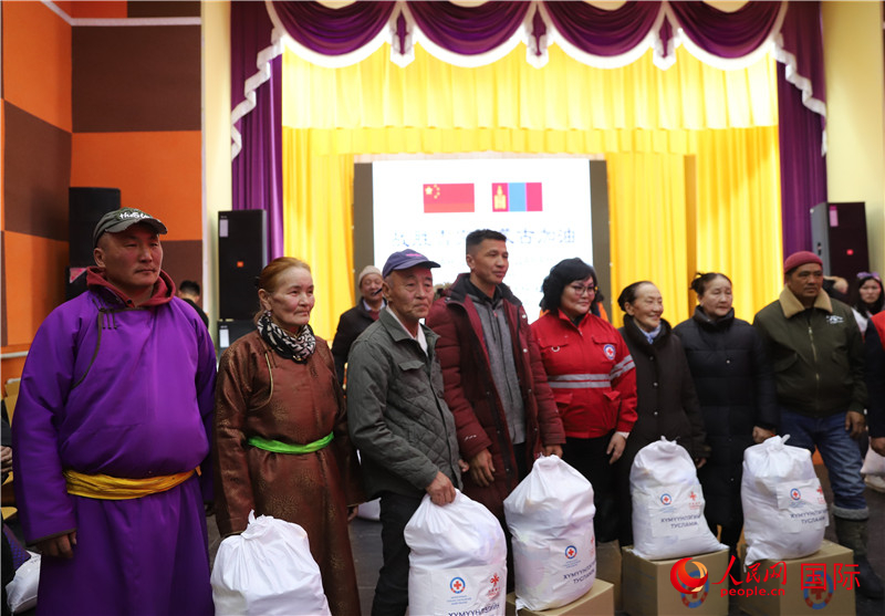 3月18日，向受災(zāi)牧民分發(fā)中方賑災(zāi)物資現(xiàn)場。人民網(wǎng)記者 霍文攝