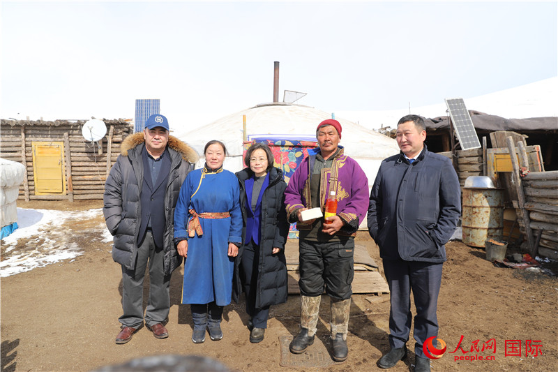 5.3月18日，沈大使與牧民及縣領(lǐng)導(dǎo)合影。人民網(wǎng)記者 霍文攝