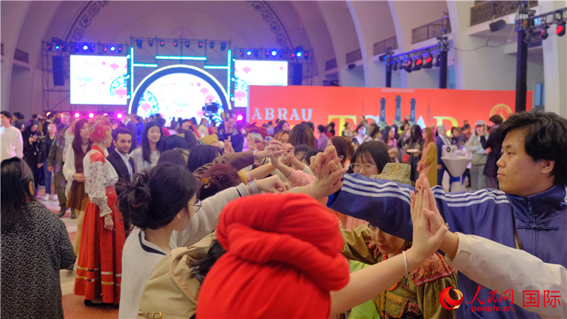 中俄觀眾在現(xiàn)場參與俄羅斯民俗互動游戲。人民網(wǎng) 褚夢琦攝