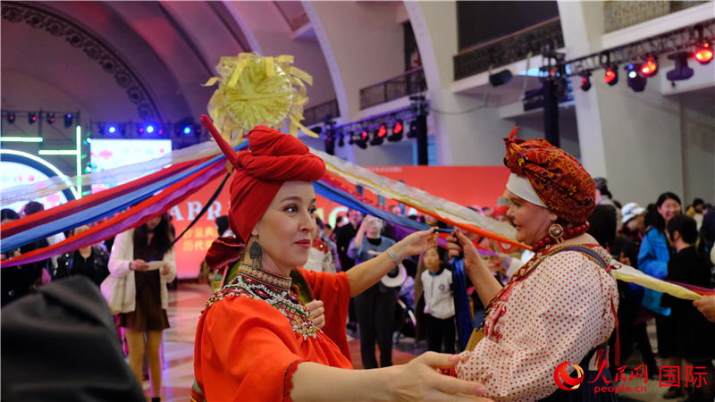 中俄觀眾在現(xiàn)場參與俄羅斯民俗互動游戲。人民網(wǎng) 褚夢琦攝