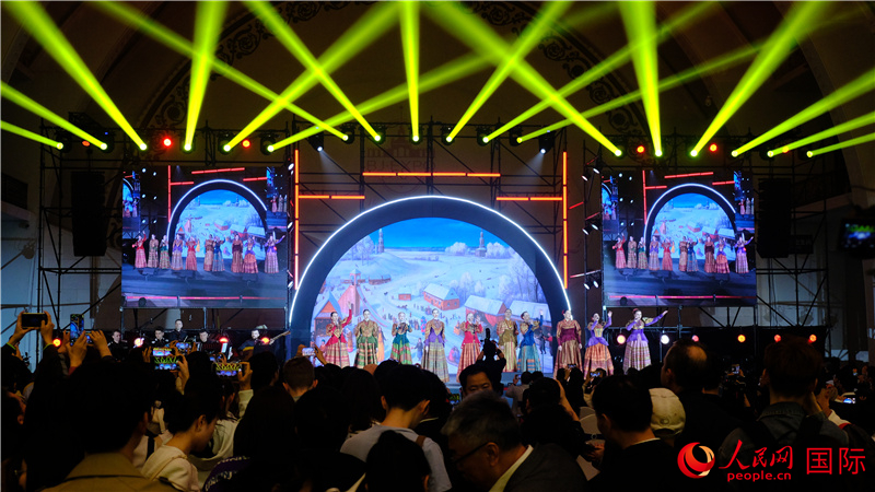 中俄觀眾欣賞俄羅斯傳統(tǒng)歌舞表演。人民網(wǎng) 褚夢琦攝