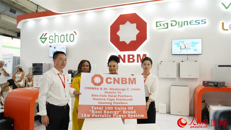 18日下午，中國建材國際南非公司向夸祖魯納塔爾省、東開普省及豪登省三省的社區(qū)捐贈(zèng)100臺(tái)KOOL ENERGY移動(dòng)電源設(shè)備(UPS)。人民網(wǎng) 劉暢攝