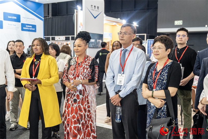 現(xiàn)場(chǎng)嘉賓參與捐贈(zèng)儀式。人民日?qǐng)?bào)非洲中心分社 希拉茲·莫林?jǐn)z