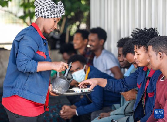 2024年2月16日，在埃塞俄比亞杜凱姆市的東方工業(yè)園，工人在工作間隙休息。 新華社記者 李亞輝 攝