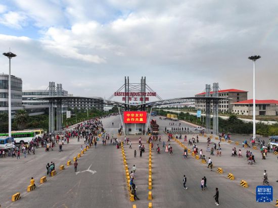這是2023年11月3日在埃塞俄比亞杜凱姆市拍攝的東方工業(yè)園大門（無人機照片）。 新華社發(fā)（東方工業(yè)園供圖）