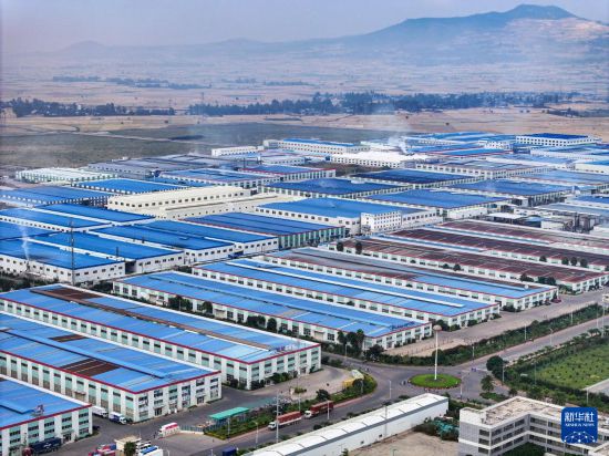 這是2023年11月3日在埃塞俄比亞杜凱姆市拍攝的東方工業(yè)園（無人機照片）。 新華社發(fā)（東方工業(yè)園供圖）