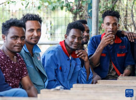 2024年2月16日，在埃塞俄比亞杜凱姆市的東方工業(yè)園，工人在工作間隙休息。 新華社記者 李亞輝 攝