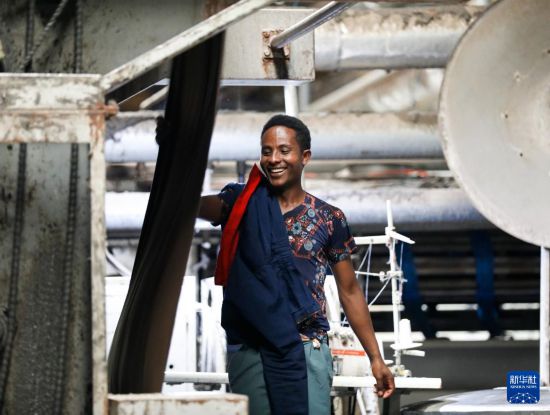 2024年2月16日，在埃塞俄比亞杜凱姆市的東方工業(yè)園，工人在東方紡織印染有限公司的車間內(nèi)工作。 新華社記者 李亞輝 攝