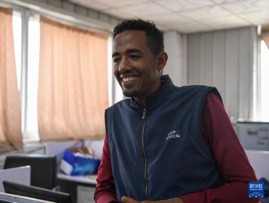 2024年2月16日，在埃塞俄比亞杜凱姆市的東方工業(yè)園，東方紡織印染有限公司經(jīng)理格圖·克貝貝接受新華社記者采訪。 新華社記者 李亞輝 攝