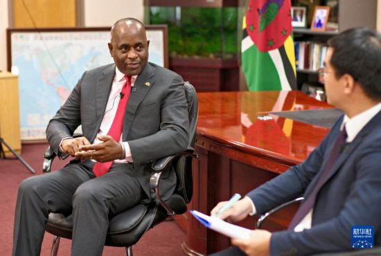 3月4日，多米尼克總理斯凱里特在首都羅索接受新華社記者專訪。新華社記者 趙凱 攝