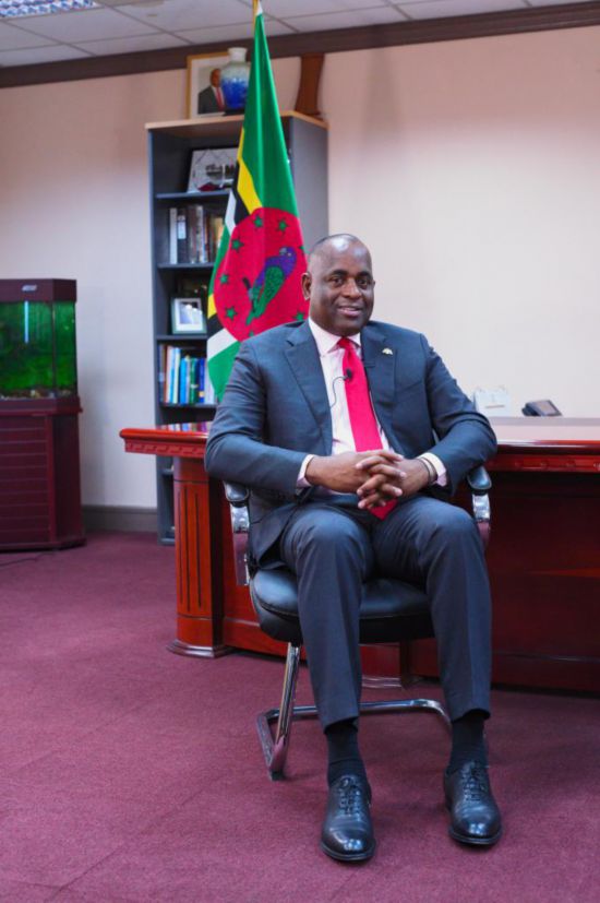 3月4日，多米尼克總理斯凱里特在首都羅索的總理辦公室接受新華社記者獨(dú)家專訪。新華社記者 趙凱 攝