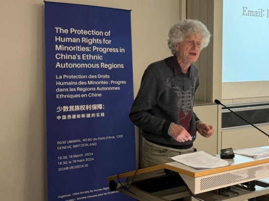 3月18日，由中國人權(quán)研究會(huì)主辦的“少數(shù)民族權(quán)利保障：中國西藏和新疆實(shí)踐”主題講座在瑞士日內(nèi)瓦舉行。圖為比利時(shí)知名藏學(xué)家安德烈·拉克魯瓦在講座上發(fā)言。新華社記者石松攝