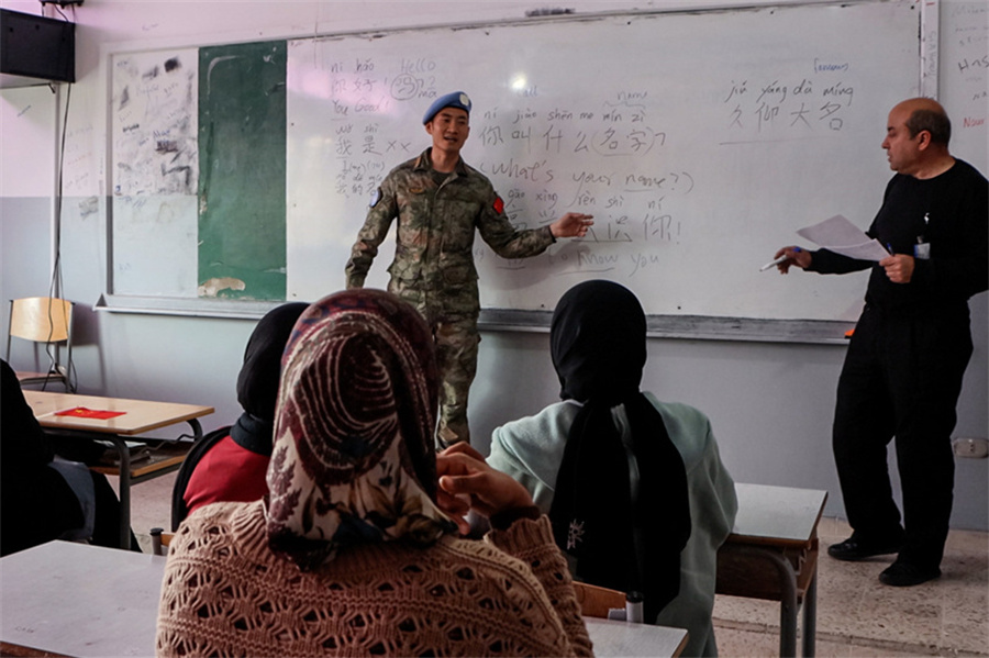 漢語(yǔ)班授課現(xiàn)場(chǎng)。瞿發(fā)統(tǒng)攝