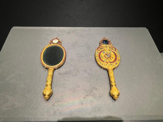 銅鍍金鑲表橢圓把鏡。新華社記者徐壯 攝
