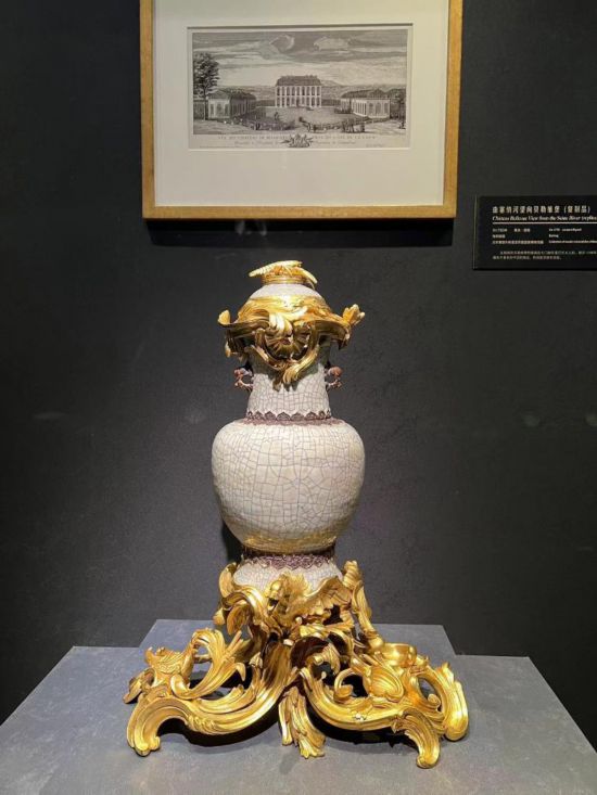 青釉香水瓶，瓷瓶頂部、口沿、底座均裝飾洛可可風(fēng)格銅鍍金飾件。新華社記者徐壯 攝