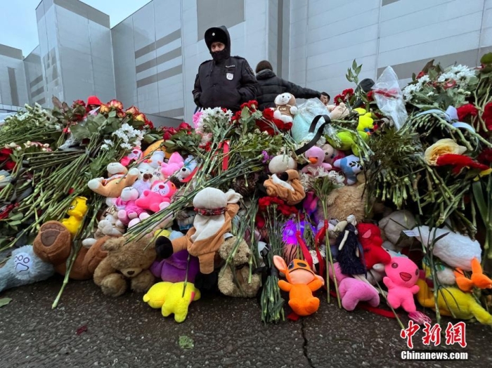 當(dāng)?shù)貢r(shí)間3月24日，俄羅斯全國哀悼日，悼念22日發(fā)生在莫斯科州克拉斯諾戈?duì)査箍耸小翱肆_庫斯城”音樂廳恐怖襲擊事件中的遇難者。此次恐襲已導(dǎo)致137人遇難，150多人受傷。圖為民眾在恐襲事件現(xiàn)場附近敬獻(xiàn)的鮮花和毛絨玩具。<a target='_blank' href='/'><p  align=