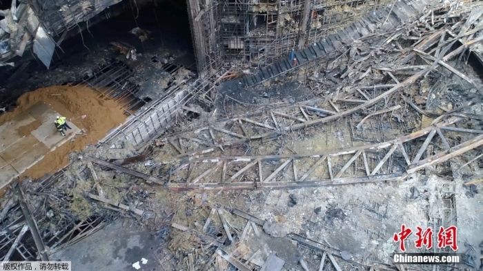 當?shù)貢r間2024年3月26日下午，據(jù)俄羅斯緊急情況部公布的消息，莫斯科州“克羅庫斯城”音樂廳恐怖襲擊事件的搜救工作已經(jīng)全部結(jié)束。據(jù)介紹，工作人員已完成現(xiàn)場滅火救援以及廢墟清理的工作。圖為發(fā)生恐怖襲擊事件后音樂廳內(nèi)部滿目瘡痍。（視頻截圖）