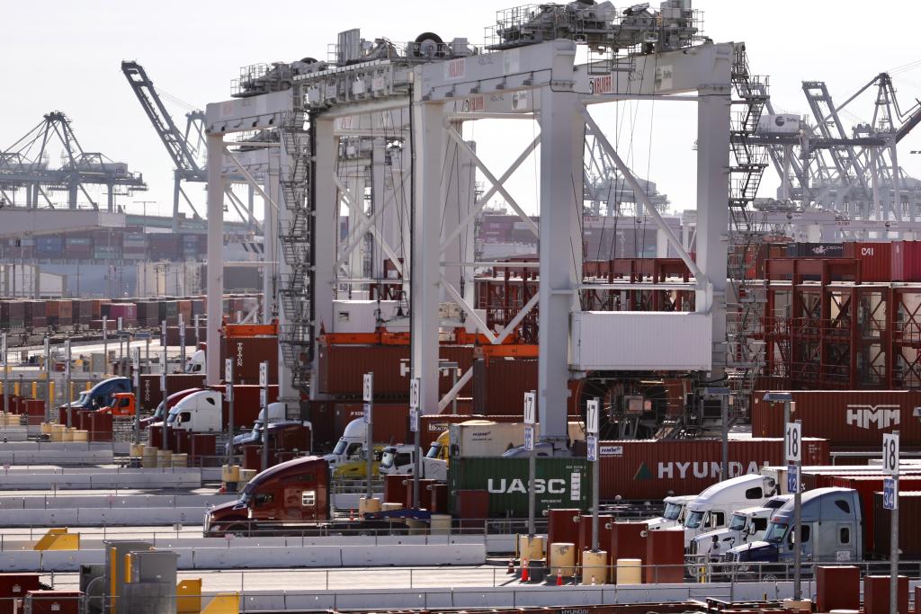 2021年10月29日拍攝的美國(guó)加利福尼亞州洛杉磯港景象。新華社發(fā)