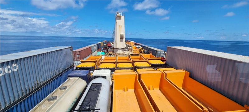 中蘇海運直航貨輪在海上行駛。中國駐蘇里南大使館供圖