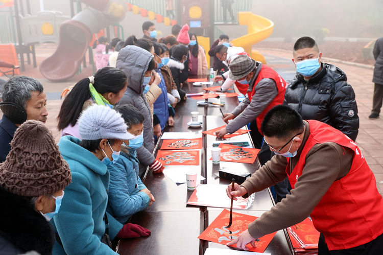 書法愛好者現(xiàn)場寫春聯(lián)。翠屏區(qū)融媒體中心供圖