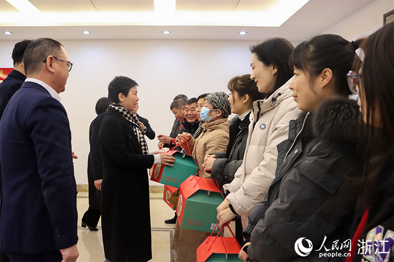 杭州市上城區(qū)“我為年夜飯?zhí)淼啦恕睈坌亩Y盒正式啟送。人民網(wǎng) 秦文攝