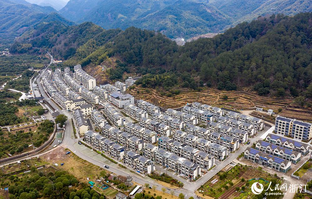 近日，航拍寧波市海曙區(qū)龍觀鄉(xiāng)李岙村屋頂光伏項目。人民網(wǎng) 章勇濤攝